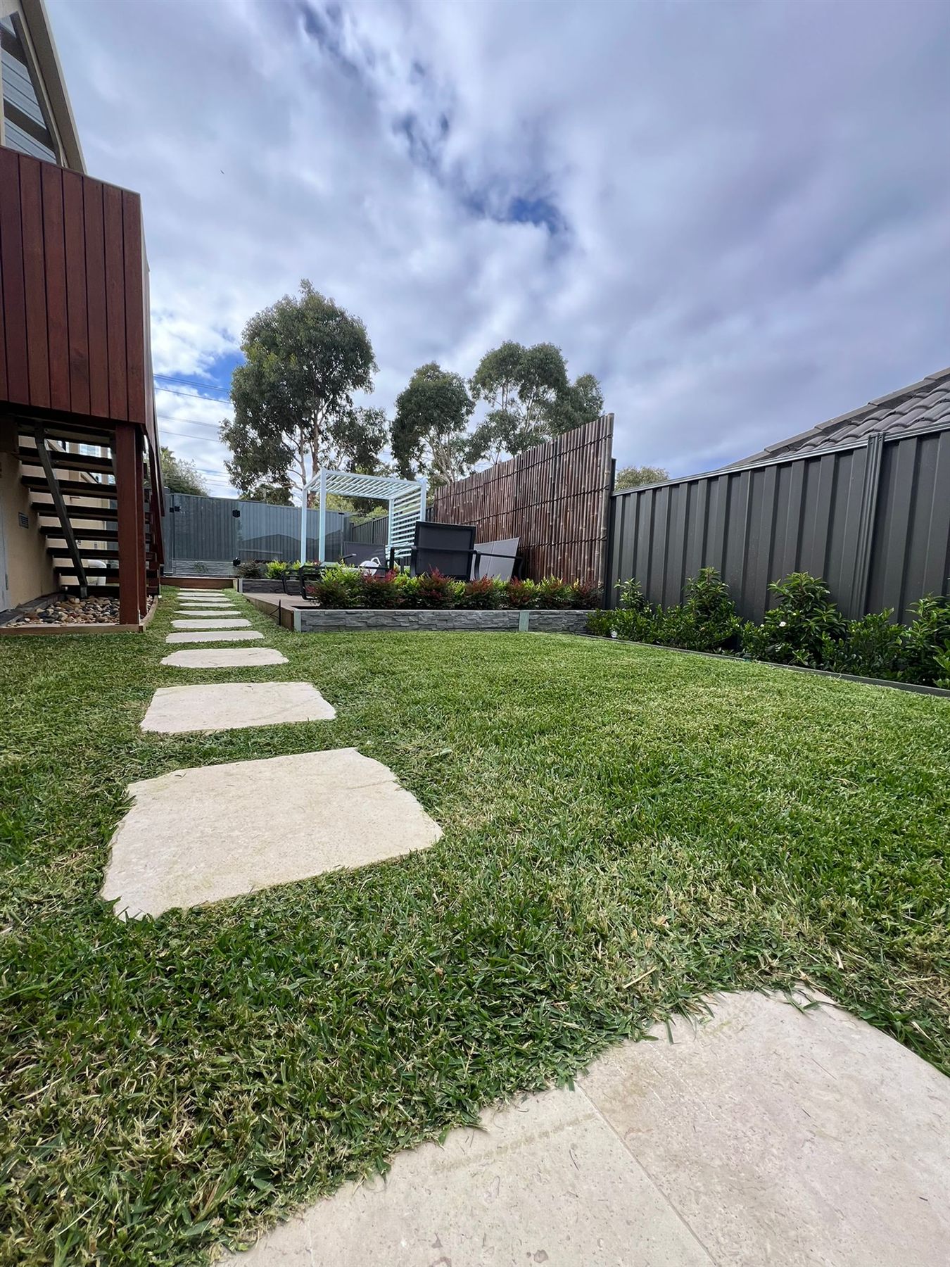 A maintained side garden from a FreshCut job
